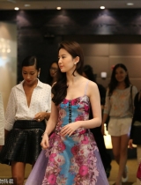 刘亦菲着低胸花裙现身酒店众人簇拥