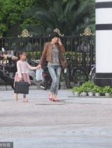 马伊琍独自携女儿外出 一路手机电话打不停