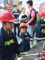 张柏芝带两子外出再次撞车 大儿子Lucas坐车头
