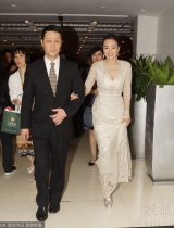 巩俐着白色深V礼服现身 自提裙摆高贵气质不减