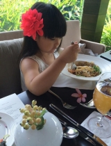 李湘全家出游享天伦 王诗龄戴红花吃相激萌