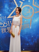 李美妍受邀参加时尚活动 为爱美女性代言