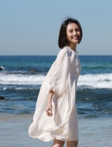 袁泉海边写真曝光 明媚阳光下展迷人笑容
