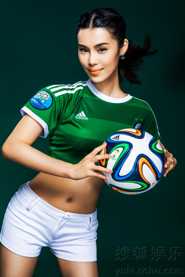 韩丹彤最新写真化身足球宝贝 演绎性感曲线身材
