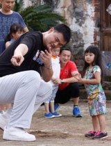 《爸爸2》姚明现身“抢镜” 吴镇宇秒变小粉丝