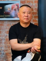 郭德纲来成都话不多 经纪人:他如今低调了