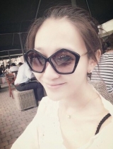 李小冉婚后更美丽！淡妆甜笑自称头发被吹乱了