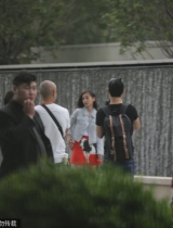 angelababy着奶牛红裙商圈玩街拍 穿拖鞋闲逛