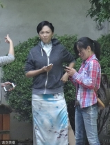 应采儿产后复出赶戏 变身女汉子穿旗袍叉腰劈腿
