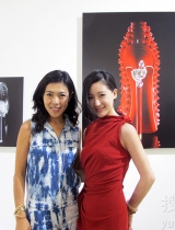 刘梓妍优雅红裙亮相时尚艺术展 陶醉在艺术海洋