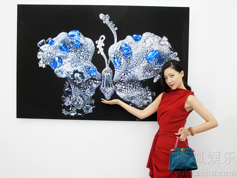 刘梓妍优雅红裙亮相时尚艺术展 陶醉在艺术海洋