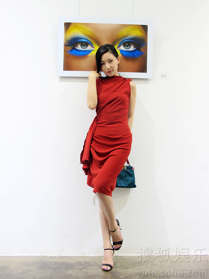 刘梓妍优雅红裙亮相时尚艺术展 陶醉在艺术海洋