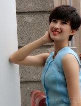 奚望街拍玩儿转小清新 短发映红唇感受甜美风
