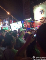 林保怡收工逛夜市 网友赞其又帅又有气场