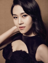 郭露文黑裙拍摄时尚大片 身材温婉尽显温婉优雅