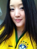 杨钰莹晒巴西球衣 43岁犹如少女(图)