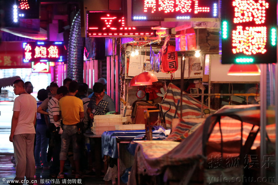 黎明现身沈阳农贸市场 围毛巾戴棒球帽似商贩