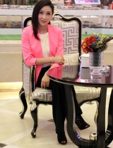 杨恭如着粉红西装出席活动 彰显知性女郎气质