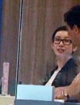 秦海璐现身妇产医院疑怀孕 王新军保驾护航