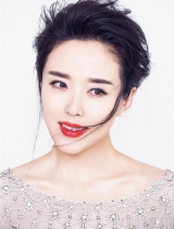 颜丹晨曝光复古造型写真 清新红唇演绎复古韵味