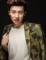 纪子墨最新时尚写真曝光 迷彩西服潮范儿十足