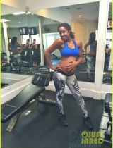 凯莉-罗兰怀孕仍不忘健身 自拍晒大肚照