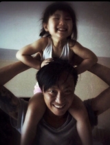 郑中基为女儿庆祝3岁生日 与大熊猫一起切蛋糕