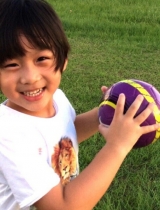 林志颖晒儿子玩球照 网友惊呼kimi长高长胖