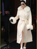 Lady Gaga偏爱复古风 头戴王冠变身贵妇