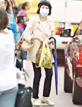 黄日华妻子患癌后体型消瘦 现身街头购物