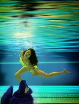 林芮西水下写真曝光 变身活力美人鱼