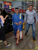 Lady Gaga穿蓝色和服出街 红鞋美腿显端庄