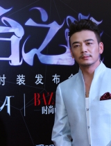 杨烁亮相某时尚活动 全场瞩目被封完美型男