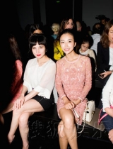 姚星彤与吸血鬼女主头排看秀 粉裙亮眼获毒舌赞