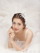 包文婧写真大片披婚纱秀性感 牵手包贝尔满十年