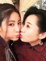 45岁许晴与同剧演员私下嘴对嘴亲吻卖萌(图)