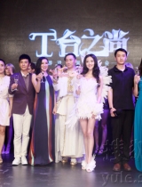 张晓龙型男装扮亮相秀场 与莫小棋相谈甚欢