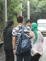 刘欢忙开工妻子形影不离 卢璐包绿头巾造型醒目