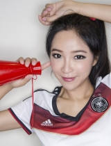周玲安获封国民女神 世界杯写真大片曝光
