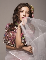 鲍天琦身披薄纱柔美水嫩 化身复古小仙女