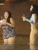 蕾哈娜与好友现身深夜海边派对 豹纹泳装展性感
