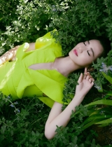 司珂华郊野写真睡姿魅惑 传神灵眸照亮尘世繁华