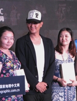 印小天亮相某网站启动仪式 帅气逼人