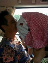 吴镇宇亲儿子小屁股 展现慈父一面一脸陶醉