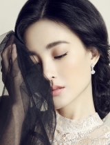 王丽坤披婚纱演绎浪漫 身材婀娜女神范儿足