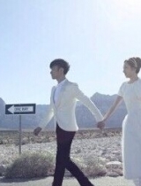 古巨基宣布结婚晒婚照 助理女友相伴20年