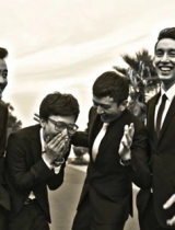 郭家铭曝光幕后花絮照 黑白复古尽显干练精英范