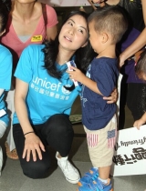 郭晶晶现身倡议母乳 疑照顾儿子累到嘴长疮