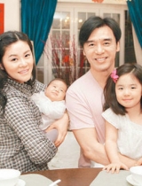 钟镇涛否认下月巴厘岛完婚 称将在年底办婚礼