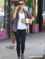 娜塔莉-波特曼变“快递员” 被拍臭脸竖中指